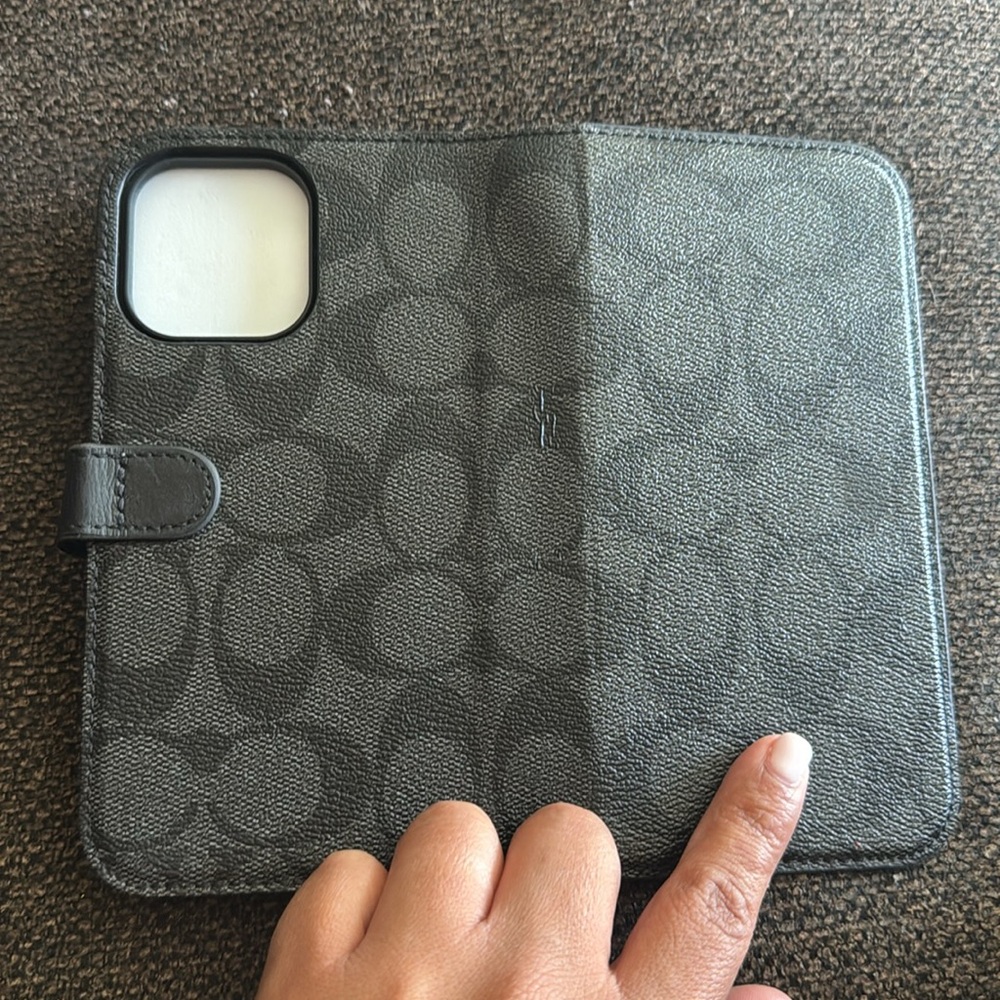 iPhone 15 Max Pro Coach bifold case/Wallet - Picture 5 of 6